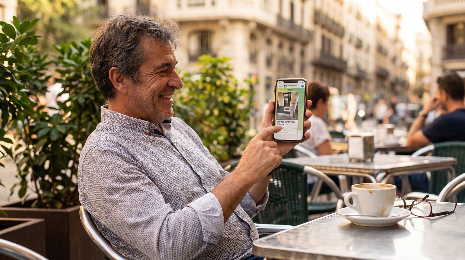 Un dueño recibe en su celular el aviso de una entrega confirmada con foto