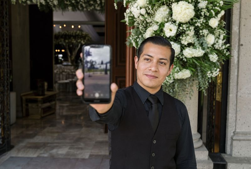 El personal entra con selfie