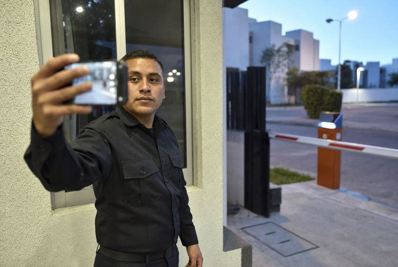 El guardia entra a su turno con selfie