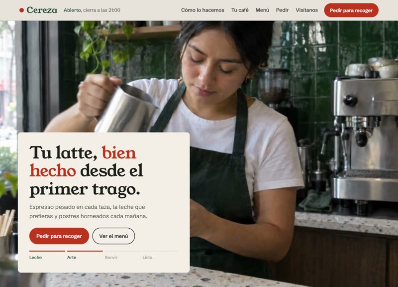 Página de cafetería de especialidad con una barista haciendo arte latte