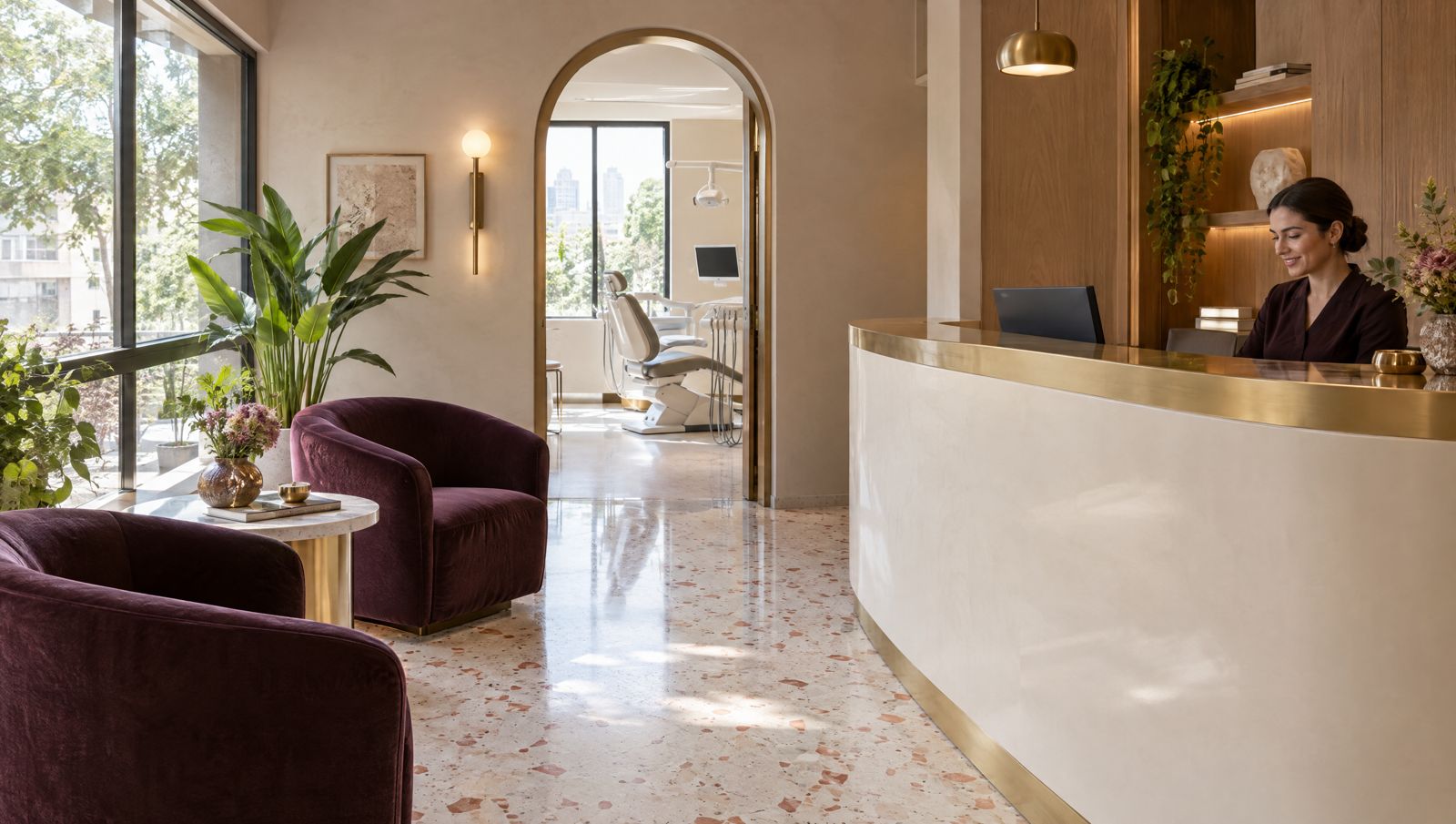 Recepción luminosa del estudio dental con arcos y sillones