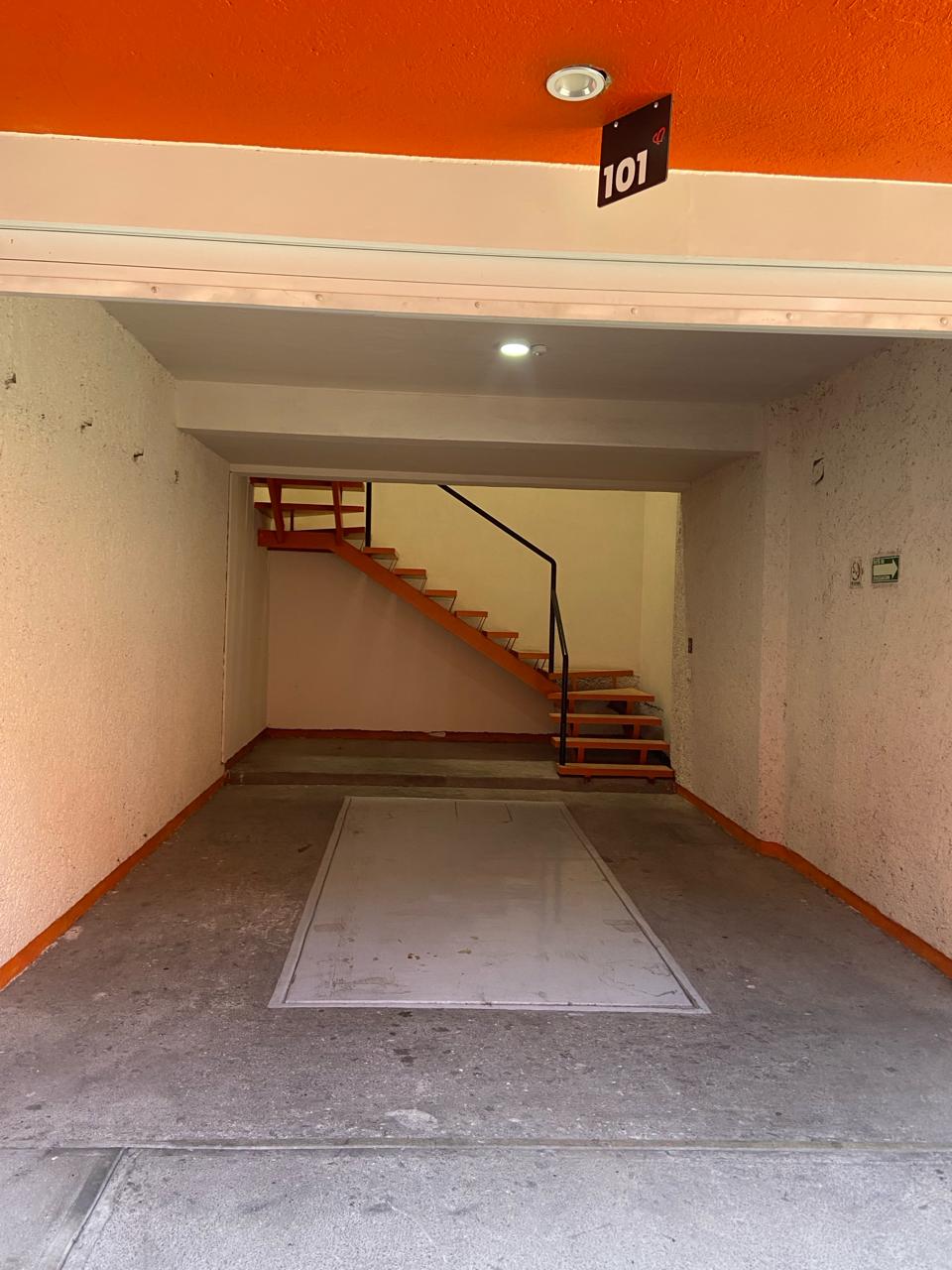 Garage individual con escalera a la suite