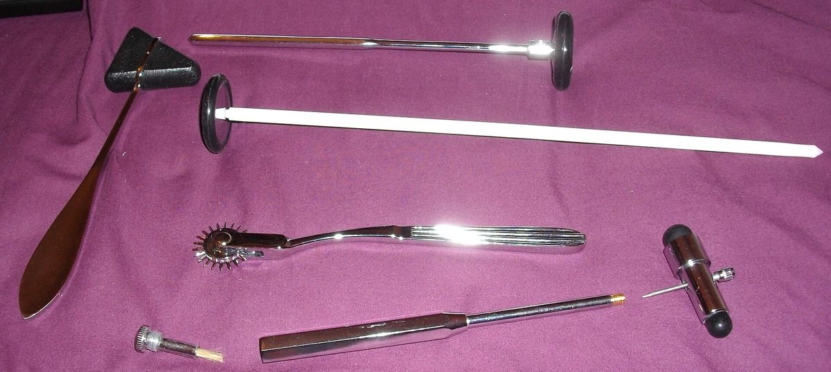 Martillos de reflejos, rueda de sensibilidad y diapasón