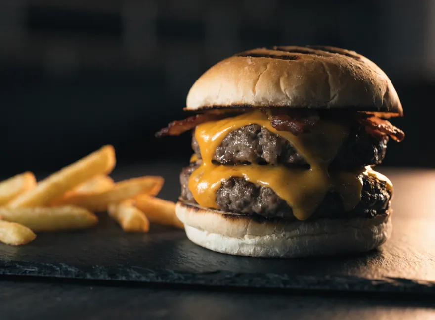 Hamburguesa doble con queso servida en canasta